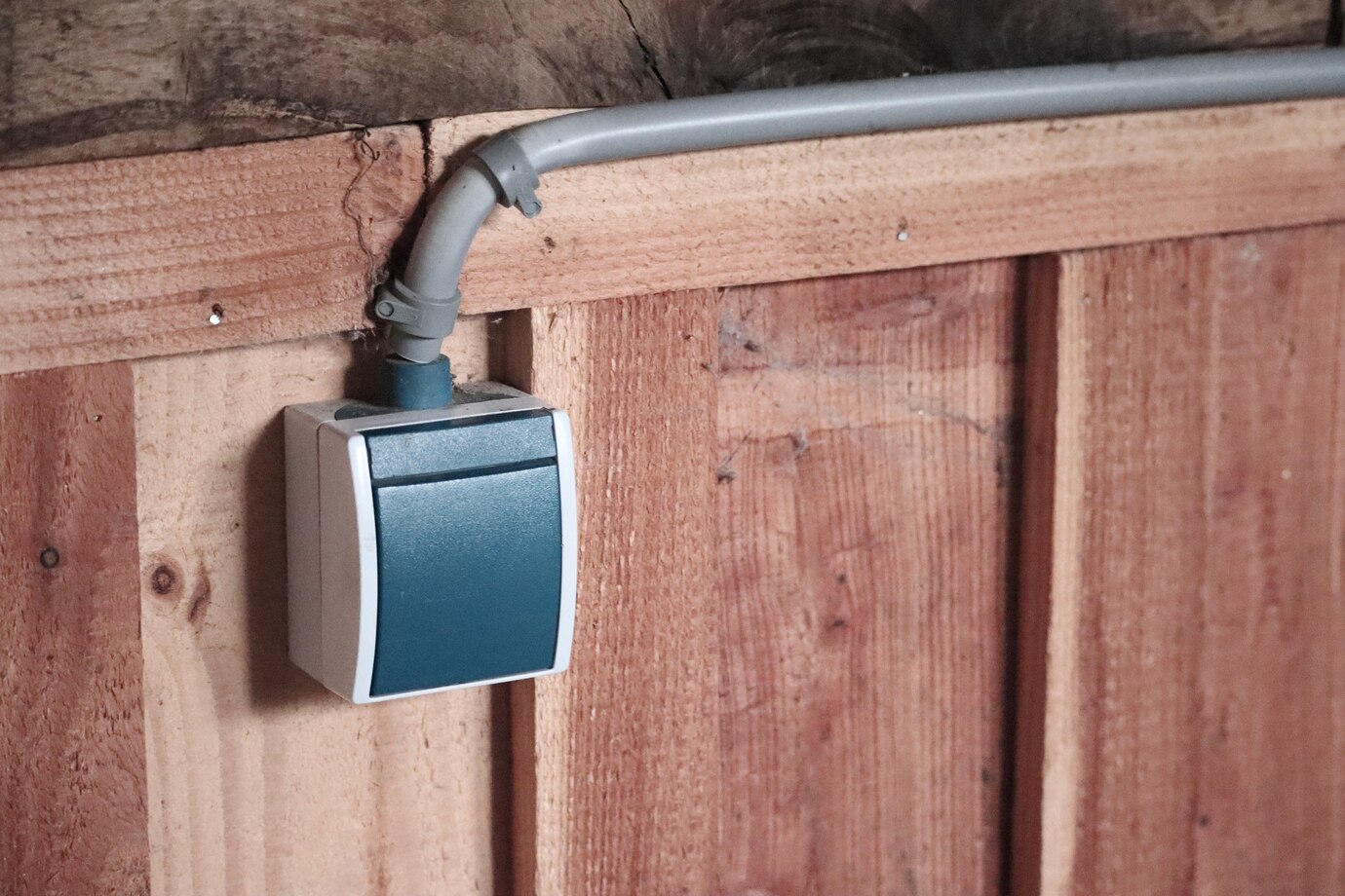 primer plano interruptor luz pared madera 181624 19635